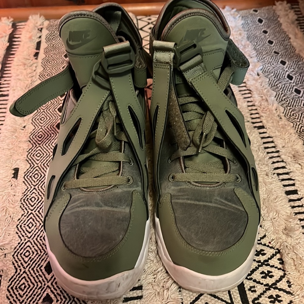 GENTLY WORN Men’s unique Nike kicks - Picture 2 of 4